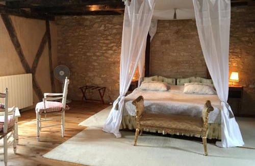 Montignac House | Villa La Roseraie: Oceanfront Retreat with Pool Access