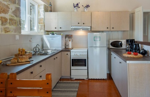 Vlachopoulatika House | Villa Labovitsa: Ideal Retreat with Pool and Wi-Fi Access