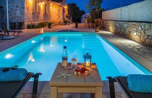 Vlachopoulatika House | Villa Labovitsa: Ideal Retreat with Pool and Wi-Fi Access