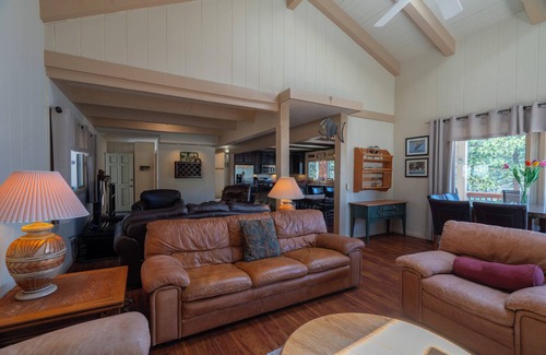 June Lake House | Villa Lago Home - Ideal for Families with Pool & Kitchen