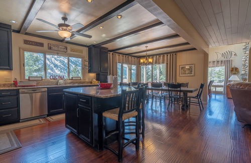 June Lake House | Villa Lago Home - Ideal for Families with Pool & Kitchen
