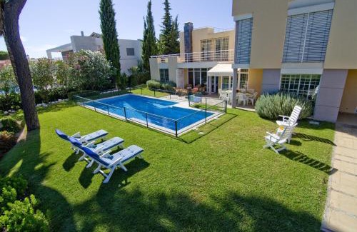 Quarteira Villa | Villa Lake View: Premier 4-Star Retreat with Pool & Family Fun