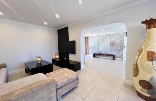 Bloubergstrand House | Villa Lamsyh: Your Ideal Oceanfront Retreat Awaits