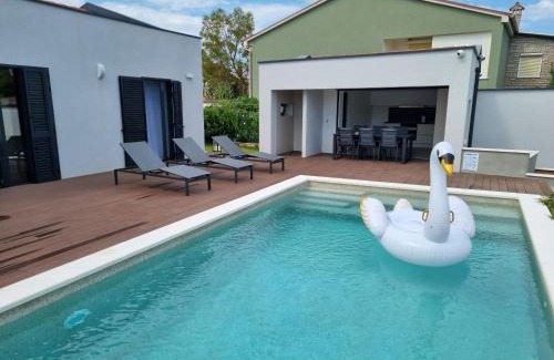 Valbandon Villa | Villa Lana: Oceanfront Retreat with 9.8/10 Guest Rating