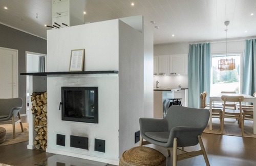 Rovaniemi House | Experience Villa Lapinranta: Lake View & Spa Retreat