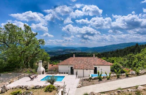 Buzet House | Villa Lapis - Family-Friendly Retreat with Pool & Hot Tub
