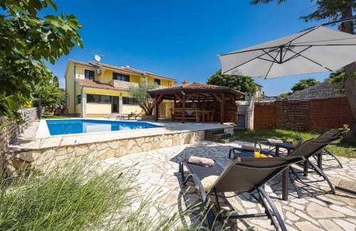 Kastelir-Labinci Villa | Villa Lara: Guest Rated 10/10 with Pool & Family Amenities