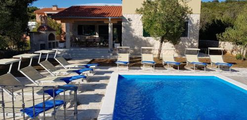 Verunic Villa | Villa Lara: Oceanfront Retreat with Pool and Perfect Ratings