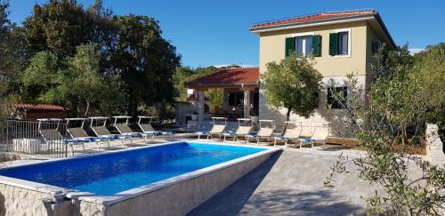 Verunic Villa | Villa Lara: Oceanfront Retreat with Pool and Perfect Ratings