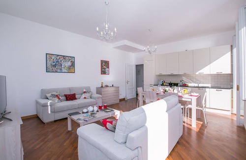 Carate Urio Apartment | Villa Larius Balcone: Family-Friendly Retreat with Ocean View