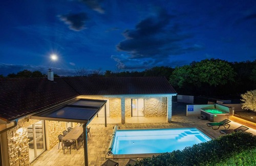 Gostinjac Villa | Villa Larra: Heated Pool, Jacuzzi & Perfect 10/10 Review