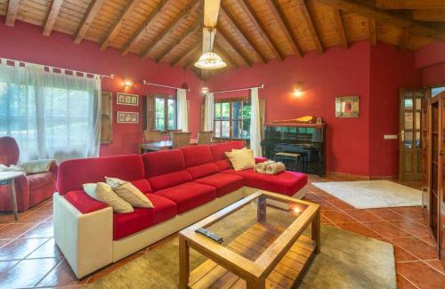 Llamigo House | Discover Villa Las Ardillas: Pet-Friendly 4-Star Retreat