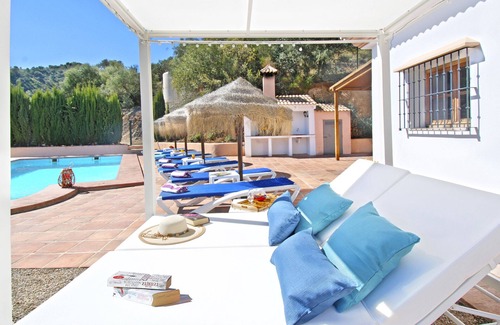 Cutar Villa | Villa Las Palomeras: Oceanfront Retreat with Pool & Pet-Friendly