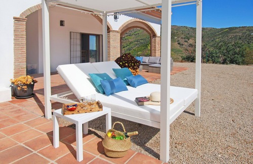 Cutar Villa | Villa Las Palomeras: Oceanfront Retreat with Pool & Pet-Friendly