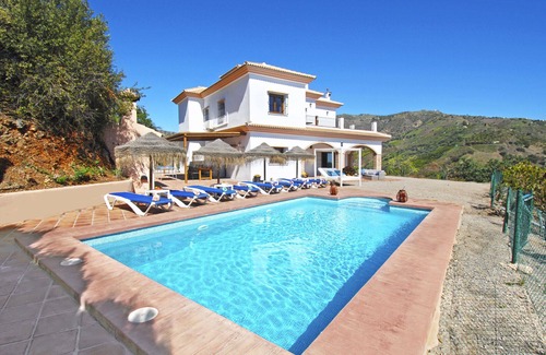 Cutar Villa | Villa Las Palomeras: Oceanfront Retreat with Pool & Pet-Friendly