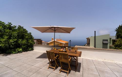 Sauzal Villa | Relax at Villa Laurisilva: 4-Star Retreat with Pool