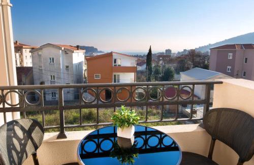 Podmaine Apartment | Beachfront Villa Lazy Hill with Pool & Hot Tub Amenities