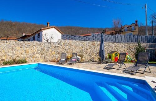 Lipa Villa | Villa Lemily: Oceanfront Paradise with Pool & Hot Tub