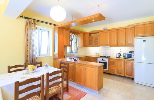 Koutsi House | Villa Lemonita: Oceanfront Views & Family-Friendly Amenities