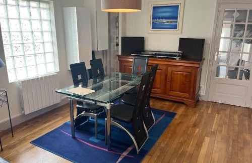 Bourges House | Villa Lenotre: Highly Rated Retreat for Your Getaway