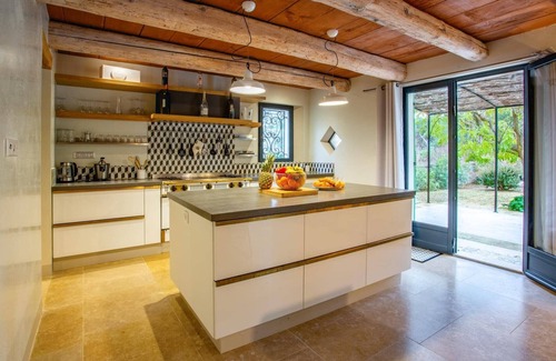Maussane-les-Alpilles Villa | Idyllic Villa Les Alpilles: Private Pool & Family Friendly