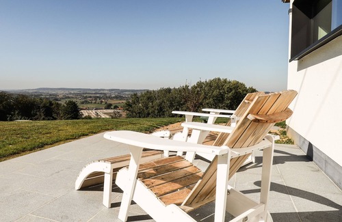 Frasnes-Lez-Anvaing Villa | Villa Les Hauts: Panoramic Views and Jacuzzi Retreat