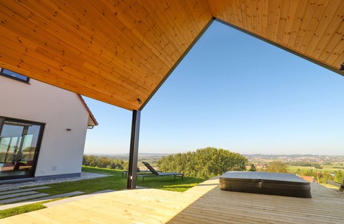 Frasnes-Lez-Anvaing Villa | Villa Les Hauts: Panoramic Views and Jacuzzi Retreat