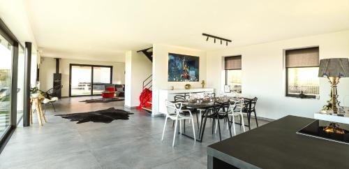 Frasnes-Lez-Anvaing House | Elegant Villa Les Hauts: Pet-Friendly with Hot Tub & Dining