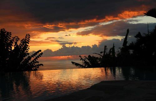Les Avirons Villa | Villa Les Jacarandas: Family-Friendly Retreat with Pool