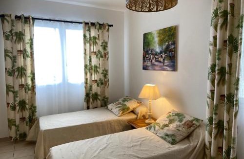 Les Avirons Villa | Villa Les Jacarandas: Family-Friendly Retreat with Pool