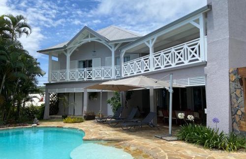 Les Avirons Villa | Villa Les Jacarandas: Family-Friendly Retreat with Pool