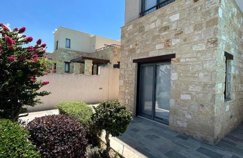 Lara Villa | Villa LIBRO