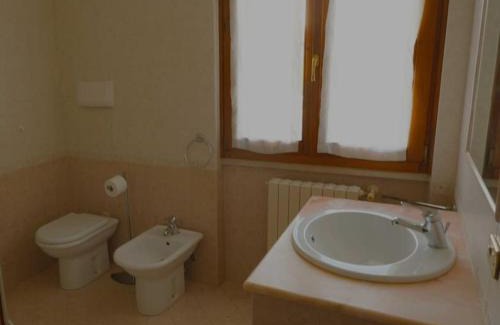 San Felice del Benaco Apartment | Villa Lidia: Perfect Oasis with Ocean Views & Pet-Friendly