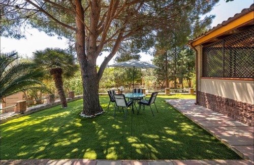 Solanas House | Villa Lidia: Relaxing Retreat with Ocean Views & Pet Friendly