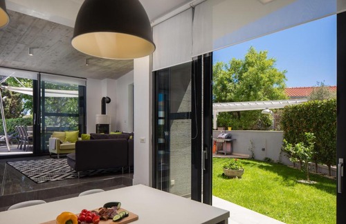 Rogoznica Villa | Villa Lidija: Family-Friendly Retreat with Pool & Kitchen