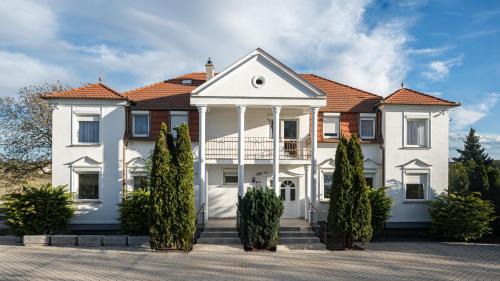 Fertorakos Bed & Breakfast | Villa Lilith Smart: Oceanfront Oasis with Spa & Pool