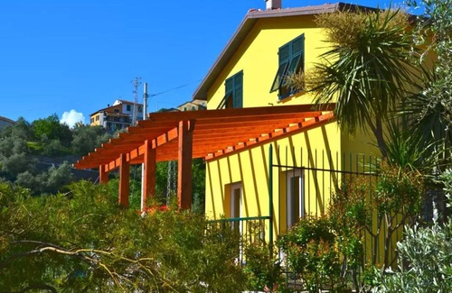 Solaro Villa | Villa Limoni Terrace Garden: Guest Rated 9.8 with Pet-Friendly Perks