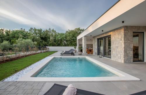 Buje Villa | Villa Linda: Oceanfront Retreat with Pool & Perfect Reviews