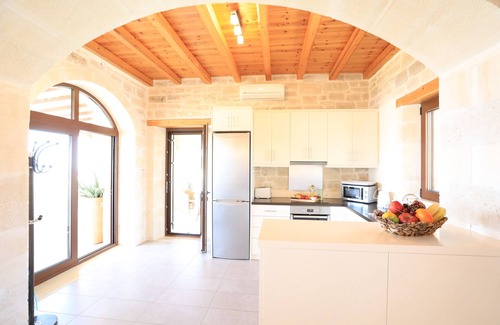 Atsipópoulon Villa | Villa Lofos: Oceanfront Retreat with Infinity Pool & Jacuzzi