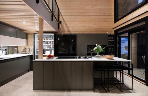 Rovaniemi House | Oceanfront Villa Log: Guest Rated 9.8 with Modern Interior