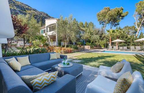 Urbanitzacio la Font Villa | Villa Longa: Family-Friendly Retreat with a Pool