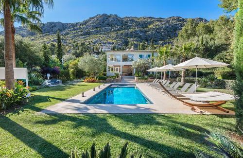 Urbanitzacio la Font Villa | Villa Longa: Family-Friendly Retreat with a Pool