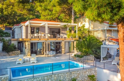 Cove Murtar Villa | Villa Lorelei: Ideal Three Bedroom Retreat with Ocean Views