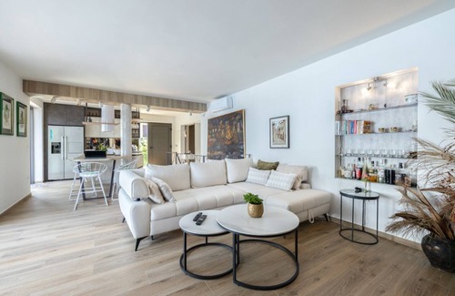 Cove Murtar Villa | Villa Lorelei: Ideal Three Bedroom Retreat with Ocean Views
