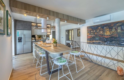 Cove Murtar Villa | Villa Lorelei: Ideal Three Bedroom Retreat with Ocean Views