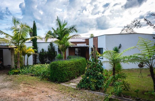 Retiro Villa | Villa Lorena: Family-Friendly Retreat with Hot Tub Access