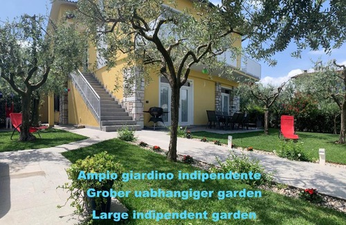 San Benedetto di Lugana Apartment | Unforgettable Villa Lori Apartments by Garden and Beach