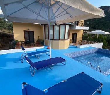 Prinos Villa | Villa Loridis: Oceanfront Haven with Pool & 10/10 Ratings