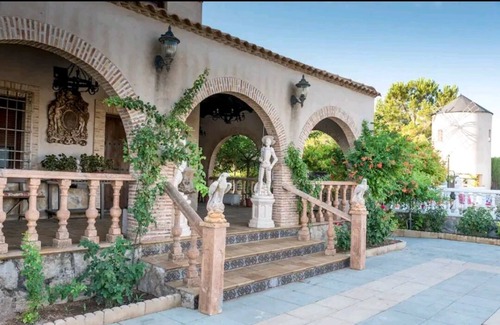 Miguel Esteban Ski Chalet | Pet-Friendly Villa Los Olivos with Private Pool and Kitchen
