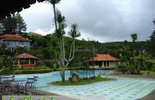 Cipanas Villa | Villa Lot 5: Spacious Lake View Retreat for Families
